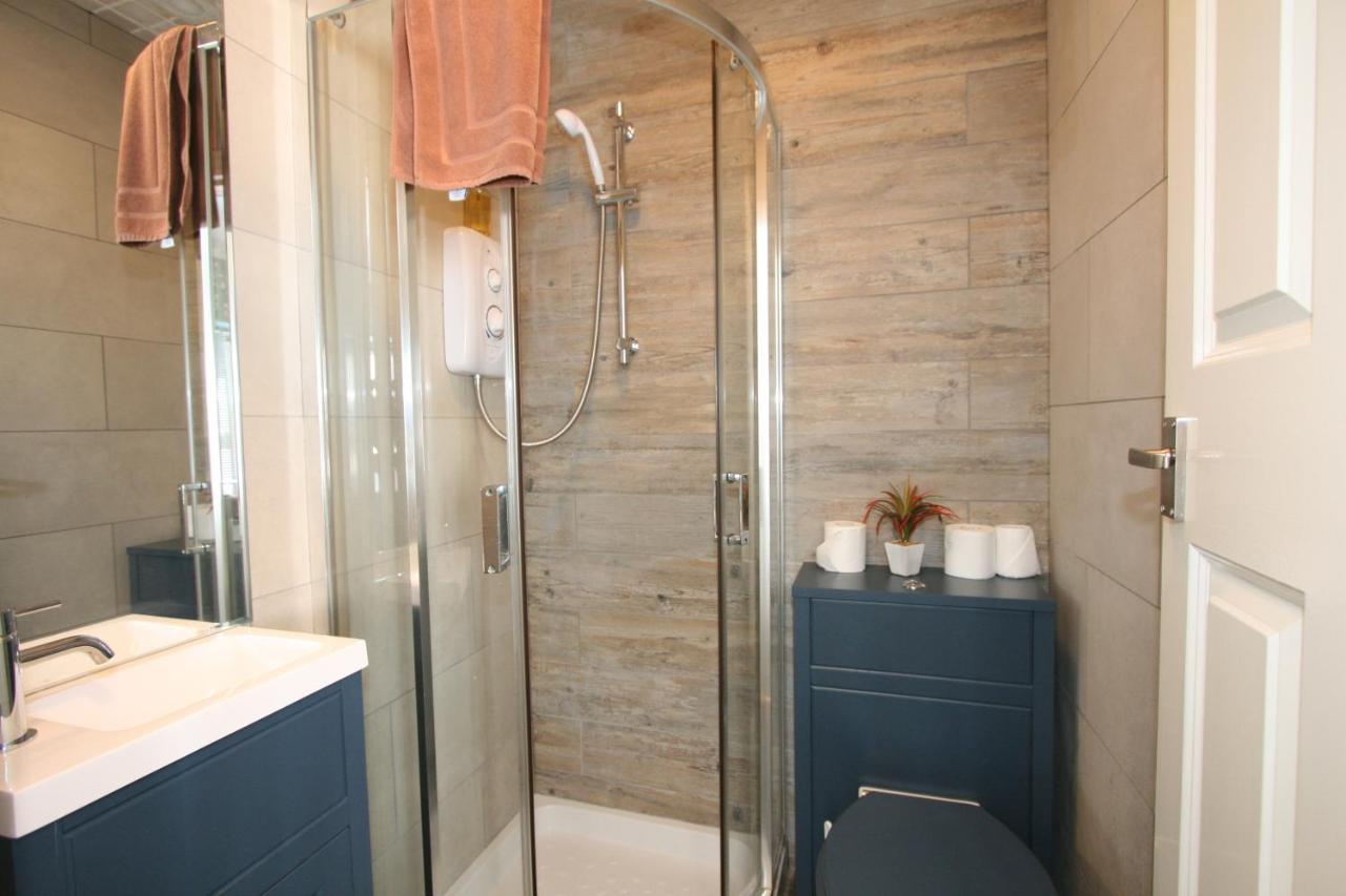 Central Serviced Apartments By Roomsbooked Cheltenham Kültér fotó